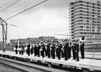 171881 Afbeelding van het N.S.-harmonieorkest tijdens de opening van het nieuwe N.S.-station Vlaardingen West te Vlaardingen.